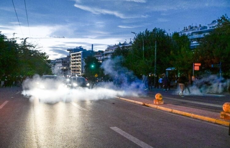 Στιγμιότυπο από τα επεισόδια έξω από την Ευελπίδων (φωτ.: EUROKINISSI/Τατιάνα Μπόλαρη)