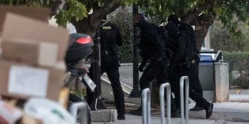 Αστυνομικοί συνοδεύουν τον 31χρονο στην ανακρίτρια (φωτ.: EUROKINISSI/Γιάννης Παναγόπουλος)