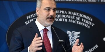 Ο Τούρκος υπουργός Εξωτερικών Χακάν Φιντάν σε επίσκεψή του στη Βόρεια Μακεδονία τον περασμένο Σεπτέμβριο (φωτ.: EPA/Georgi Licovski)