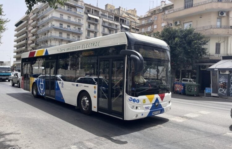 Λεωφορείο του ΟΑΣΘ στο κέντρο της Θεσσαλονίκης (φωτ.: Γιώργος Κουρκουρίκης)