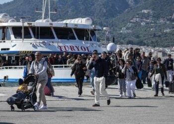 Τούρκοι τουρίστες αποβιβάζονται στη Λέσβο το περασμένο καλοκαίρι (φωτ.: EUROKINISSI/Παναγιώτης Μπαλάσκας)