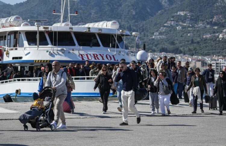 Τούρκοι τουρίστες αποβιβάζονται στη Λέσβο το περασμένο καλοκαίρι (φωτ.: EUROKINISSI/Παναγιώτης Μπαλάσκας)