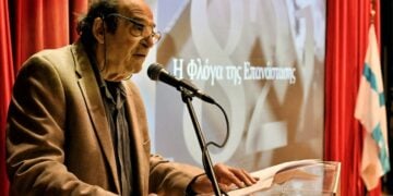 O σκηνοθέτης Μανούσος Μανουσάκης σε εκδήλωση για την πρώτη προβολή της δραματοποιημένης ταινίας τεκμηρίωσης «1821 - Η Φλόγα της Επανάστασης» τον Μάρτιο του 2022 (φωτ.: ΑΠΕ-ΜΠΕ/Βασίλης Ψωμάς)