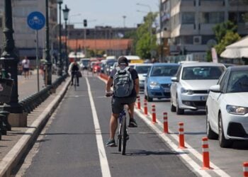 Ο ποδηλατόδρομος καταλαμβάνει μία λωρίδα της λεωφόρου Νίκης (φωτ.: ΜΟΤΙΟΝΤΕΑΜ/Γιώργος Κωνσταντινίδης)