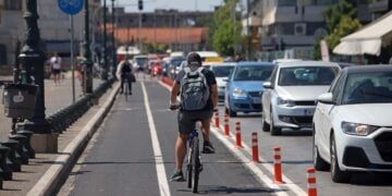 Ο ποδηλατόδρομος καταλαμβάνει μία λωρίδα της λεωφόρου Νίκης (φωτ.: ΜΟΤΙΟΝΤΕΑΜ/Γιώργος Κωνσταντινίδης)