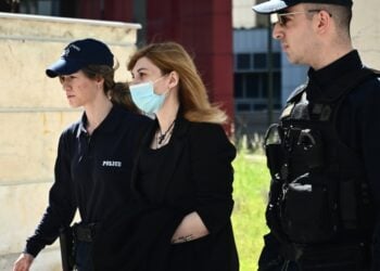 Η Ρούλα Πισπιρίγκου προσέρχεται συνοδευόμενη στο δικαστήριο (φωτ.: EUROKINISSI/Κώστας Τζούμας)