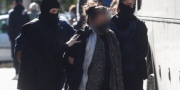 Η 30χρονη συνοδεύεται από αστυνομικούς για την απολογία της (φωτ.: EUROKINISSI)