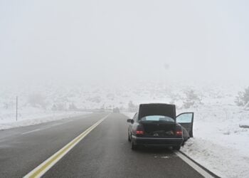 Επιβατικό αυτοκίνητο στη χιονισμένη Αττική (φωτ. αρχείου: EUROKINISSI/Μιχάλης Καραγιάννης)