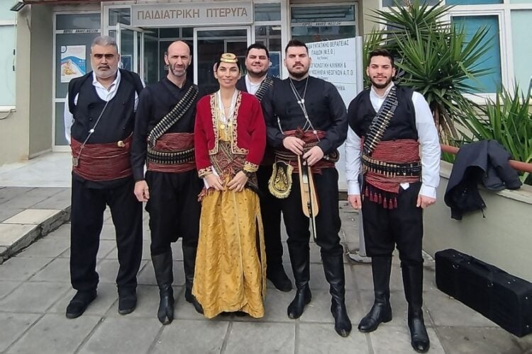 Χριστουγεννιάτικη επίσκεψη για κάλαντα και δώρα στο Παιδοογκολογικό τμήμα του Ιπποκράτειου από μέλη  της Ένωσης Ποντίων Πανοράματος (φωτ.: facebook.com/Ένωση Ποντίων Πανοράματος)