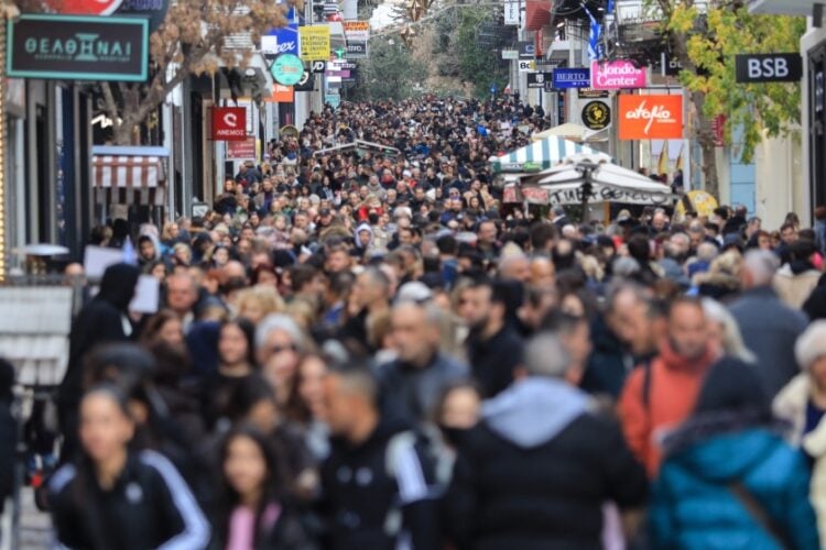 Πλήθος κόσμου στην Ερμού για τις χριστουγεννιάτικες αγορές (φωτ.: Eurokinissi/Γιάννης Παναγόπουλος)