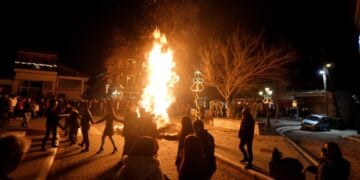 Φωτ. από το έθιμο των Κλαδαριών (Πηγή: Δήμος Βοΐου)