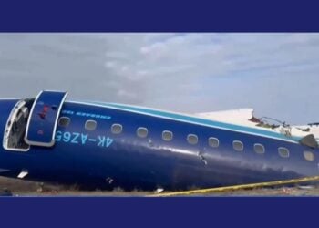 Το αεροσκάφος της Azerbaijan Airlines μετά τη συντριβή (φωτ.: glomex)