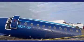 Το αεροσκάφος της Azerbaijan Airlines μετά τη συντριβή (φωτ.: glomex)