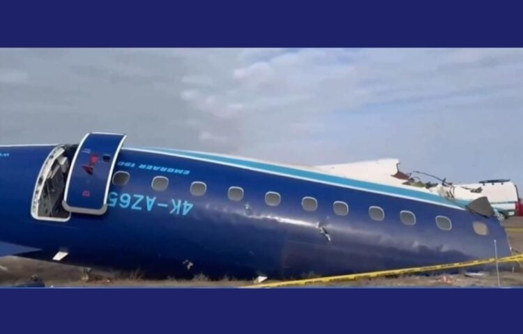 Το αεροσκάφος της Azerbaijan Airlines μετά τη συντριβή (φωτ.: glomex)