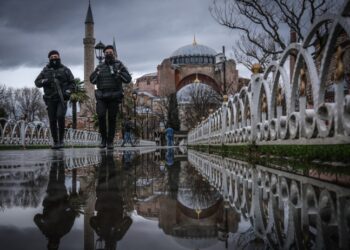 Τούρκοι αστυνομικοί περιπολούν γύρω από την Αγια-Σοφιά (φωτ. αρχείου: EPA/Sedat Suna)