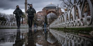 Τούρκοι αστυνομικοί περιπολούν γύρω από την Αγια-Σοφιά (φωτ. αρχείου: EPA/Sedat Suna)