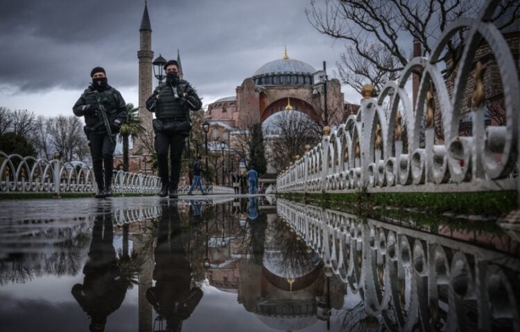 Τούρκοι αστυνομικοί περιπολούν γύρω από την Αγια-Σοφιά (φωτ. αρχείου: EPA/Sedat Suna)