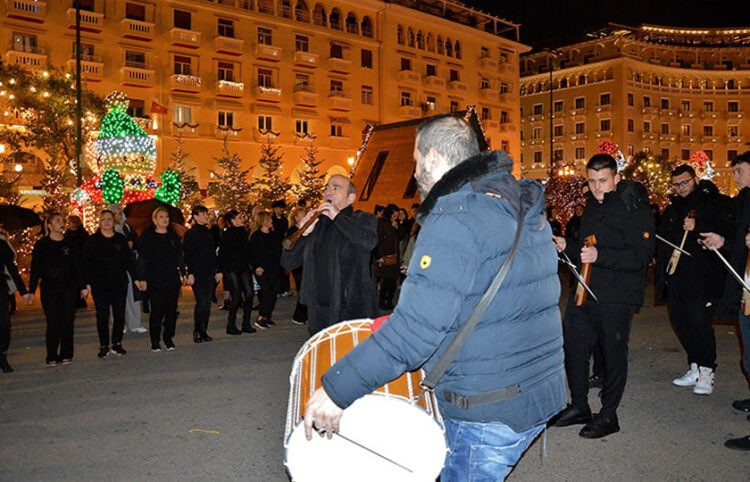 Ποντιακή διάθεση στη στολισμένη Πλατεία Αριστοτέλους (φωτ.: Facebook / Nikos Alvanoudis)