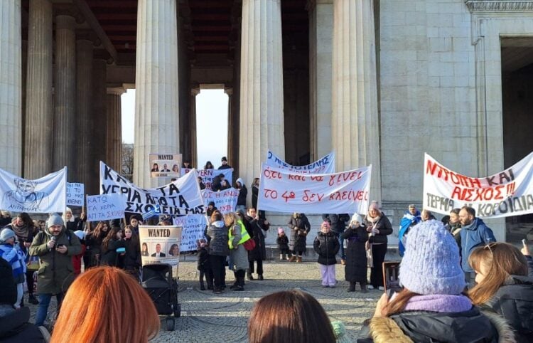 Στιγμιότυπο από παλιότερη διαμαρτυρία των γονέων των μαθητών στο Μόναχο (φωτ.:facebook/1 Γυμνάσιο Μονάχου-Συμβούλιο Γονέων-Elternbeirat)