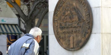 Σε μια μεγάλη μαρμάρινη στήλη έξω από το δημαρχείο της Αθήνας βρίσκεται τοποθετημένο το αντίγραφο μιας χάλκινης δραχμής (φωτ.: ΑΠΕ-ΜΠΕ / Ορέστης Παναγιώτου)