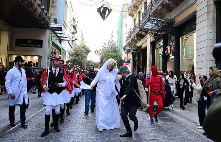 Οι Μωμόγεροι της Ευξείνου Λέσχης Αθηνών στην Ερμού (φωτ.: EUROKINISSI / Τατιάνα Μπόλαρη)