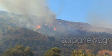 Το πύρινο μέτωπο είναι σε ορεινή και δύσβατη περιοχή του Δήμου Πλατανιά (φωτ.: zarpanews.gr)