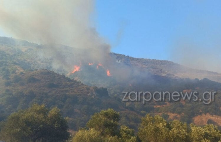 Το πύρινο μέτωπο είναι σε ορεινή και δύσβατη περιοχή του Δήμου Πλατανιά (φωτ.: zarpanews.gr)