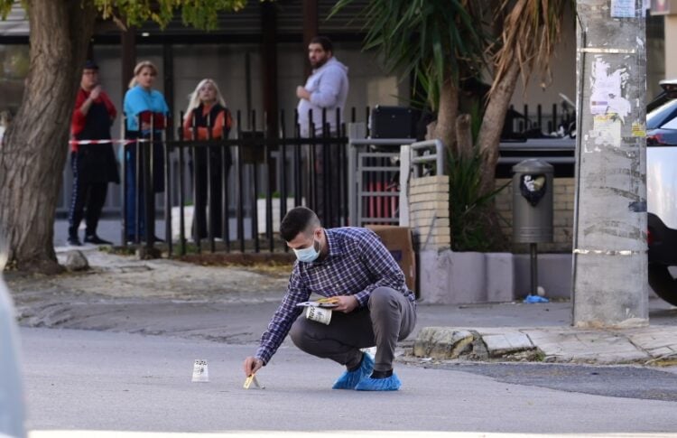 Αστυνομικός συλλέγει στοιχεία από τον τόπο της εκτέλεσης (φωτ.: EUROKINISSI/Μιχάλης Καραγιάννης)