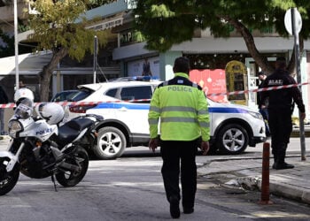 Αστυνομικοί έχουν αποκλείσει το σημείο όπου έπεσαν οι πυροβολισμοί, στη συμβολή των οδών Μικράς Ασίας και Λευκωσίας στη Γλυφάδα (φωτ.: EUROKINISSI / Μιχάλης Καραγιάννης)