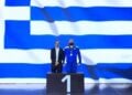 Ο Δημήτρης Σκούρτης (δεξιά) κατά την ανάκρουση του εθνικού μας ύμνου (φωτ.: instagram)