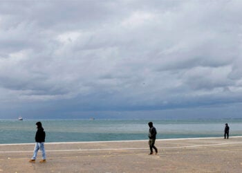 Χειμωνιάτικο σκηνικό στην παραλία της Θεσσαλονίκης (φωτ.: ΑΠΕ-ΜΠΕ / Αχιλλέας Χήρας)