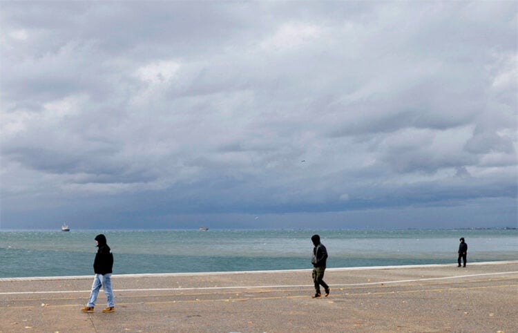 Χειμωνιάτικο σκηνικό στην παραλία της Θεσσαλονίκης (φωτ.: ΑΠΕ-ΜΠΕ / Αχιλλέας Χήρας)