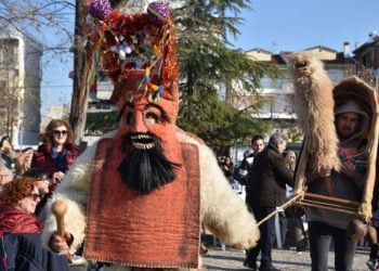 Ο καμηλιέρης με την καμήλα του στην πλατεία της Φιλιππούπολης στη Λάρισα, αποχαιρετούν το χρόνο που φεύγει (φωτ.: ΑΠΕ-ΜΠΕ / Απόστολος Ντόμαλης)