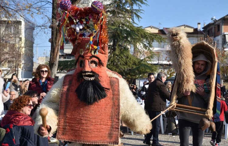 Ο καμηλιέρης με την καμήλα του στην πλατεία της Φιλιππούπολης στη Λάρισα, αποχαιρετούν το χρόνο που φεύγει (φωτ.: ΑΠΕ-ΜΠΕ / Απόστολος Ντόμαλης)