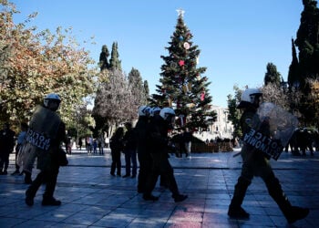 Δύναμη των ΜΑΤ στο Σύνταγμα στο πλαίσιο της μαθητικής-φοιτητικής πορείας για τα 15 χρόνια από τη δολοφονία του Αλέξανδρου Γρηγορόπουλου (φωτ.: EUROKINISSI / Κώστας Τζούμας)