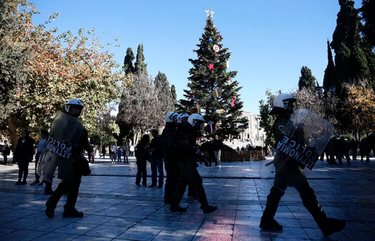 Δύναμη των ΜΑΤ στο Σύνταγμα στο πλαίσιο της μαθητικής-φοιτητικής πορείας για τα 15 χρόνια από τη δολοφονία του Αλέξανδρου Γρηγορόπουλου (φωτ.: EUROKINISSI / Κώστας Τζούμας)