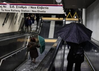 Θεσσαλονικείς κατεβαίνουν στο μετρό εν μέσω καταιγίδας (φωτ.: EUROKINISSI/Γιώργος Κονταρίνης)