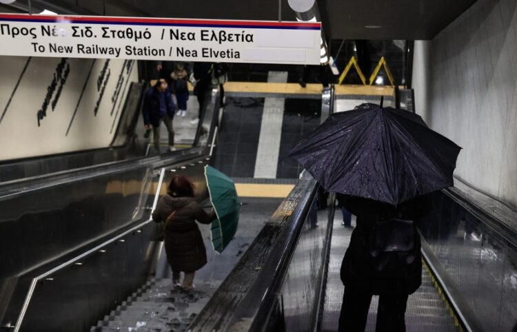 Θεσσαλονικείς κατεβαίνουν στο μετρό εν μέσω καταιγίδας (φωτ.: EUROKINISSI/Γιώργος Κονταρίνης)