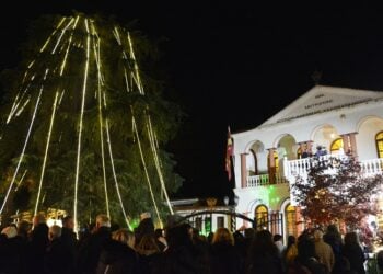 Χριστουγεννιάτικος στολισμός στο προαύλιο της μητρόπολης Κίτρους, Κατερίνης και Πλαταμώνος (φωτ.: facebook/Μητρόπολη Κίτρους, Κατερίνης και Πλαταμώνος)