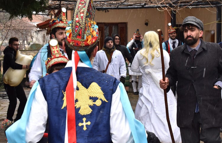 Μωμόγεροι στη Σκήτη ανήμερα των Χριστουγέννων (φωτ.: Facebook / Δήμος Κοζάνης)