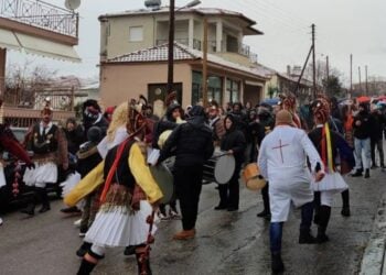 Οι Μωμόγεροι του Ευόσμου στον Άγιο Δημήτριο (φωτ.: facebook/Νεολαία Συλλόγου Ποντίων Ευόσμου)