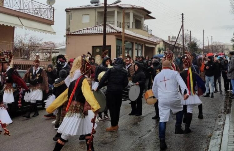 Οι Μωμόγεροι του Ευόσμου στον Άγιο Δημήτριο (φωτ.: facebook/Νεολαία Συλλόγου Ποντίων Ευόσμου)