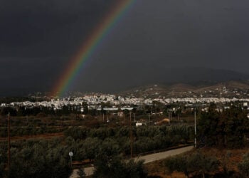 Ουράνιο τόξο πάνω από την περιοχή του Μαρκοπούλου Αττικής (φωτ.: ΑΠΕ-ΜΠΕ / Γιάννης Κολεσίδης)