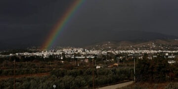 Ουράνιο τόξο πάνω από την περιοχή του Μαρκοπούλου Αττικής (φωτ.: ΑΠΕ-ΜΠΕ / Γιάννης Κολεσίδης)