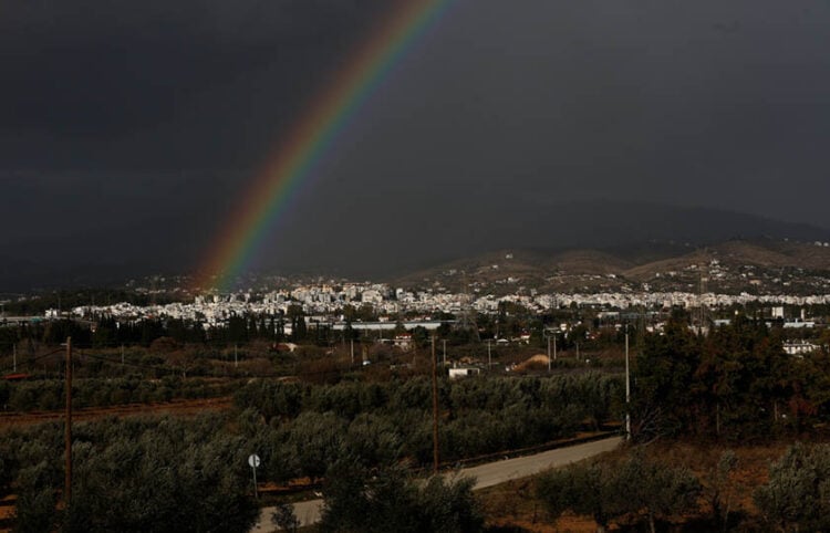 Ουράνιο τόξο πάνω από την περιοχή του Μαρκοπούλου Αττικής (φωτ.: ΑΠΕ-ΜΠΕ / Γιάννης Κολεσίδης)