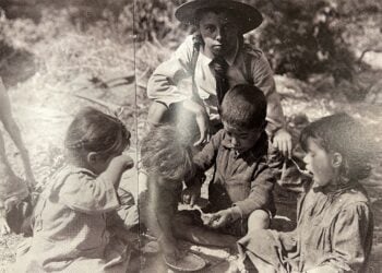 Μυτιλήνη 1914. Πρόσκοπος περιθάλπει προσφυγόπουλα. Φωτογραφικό Αρχείο ΙΕΕ / Κ367 (πηγή: ΕΙΜ)