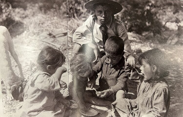 Μυτιλήνη 1914. Πρόσκοπος περιθάλπει προσφυγόπουλα. Φωτογραφικό Αρχείο ΙΕΕ / Κ367 (πηγή: ΕΙΜ)