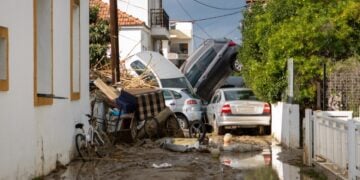 Στοιβαγμένα αυτοκίνητα τα οποία παρασύρθηκαν από τα νερά της βροχής στη Ρόδο (φωτ.: ΑΠΕ-ΜΠΕ/Λευτέρης Δαμιανίδης)