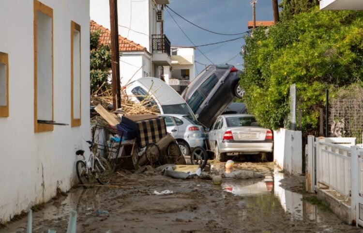 Στοιβαγμένα αυτοκίνητα τα οποία παρασύρθηκαν από τα νερά της βροχής στη Ρόδο (φωτ.: ΑΠΕ-ΜΠΕ/Λευτέρης Δαμιανίδης)