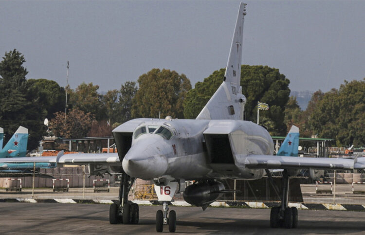 Βομβαρδιστικό Tu-22M3 στη ρωσική βάση Χμεϊμίν στο αεροδρόμιο της Λαττάκειας (φωτ.: EPA / Υπουργείο Άμυνας Ρωσίας)